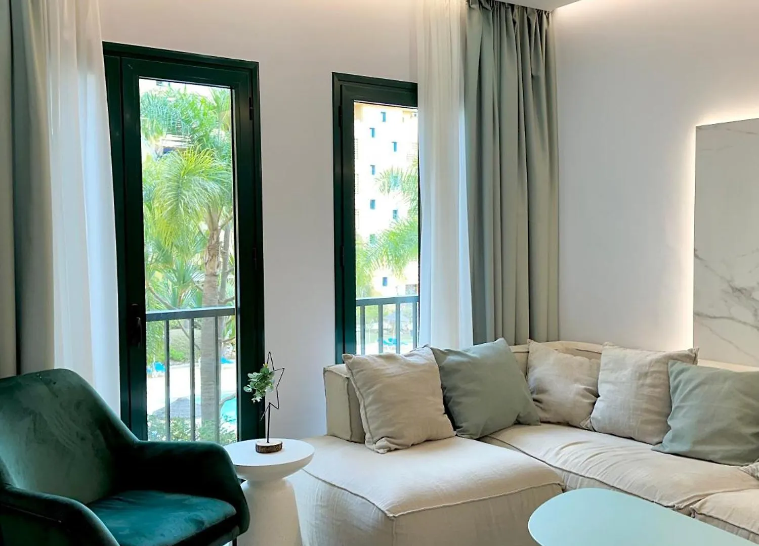Luxury Blue Coast Seaside Retreat Marbella Apartment